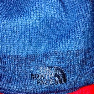 Blue north face hat (one size)